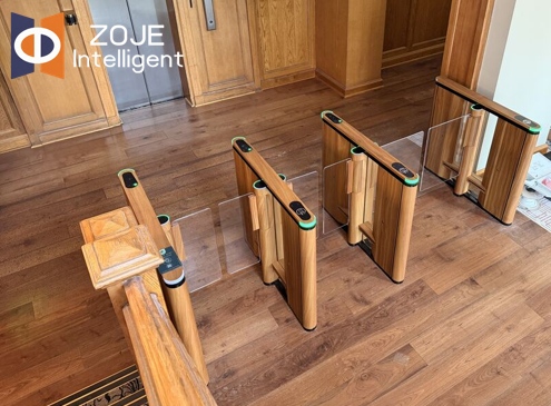 Projeto personalizado de catraca giratória com aparência de madeira entregue pela ZOJE para o museu local romeno